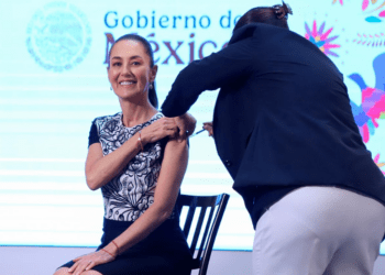 Claudia Sheinbaum se vacuna contra la influenza; ‘es recomendación de los médicos’