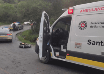 Conductor cae en presa y se salva saliendo por el quemacocos