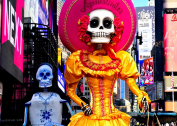 Catrinas gigantes ‘invaden’ Times Square para celebrar el Día de Muertos