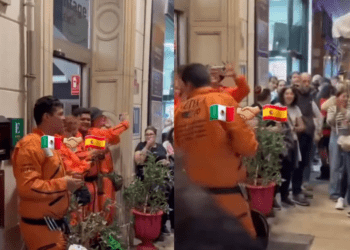 Ovacionan a Topos Azteca por su trabajo tras el paso de la DANA en Valencia