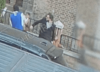 Enmascarado intenta secuestrar a un niño en plena calle y su padre lo evita