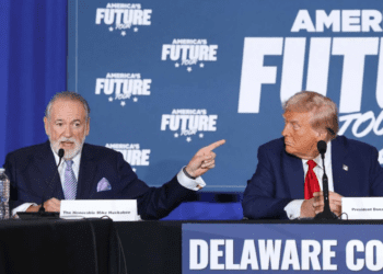 Trump elige al exgobernador Mike Huckabee como embajador de EU en Israel