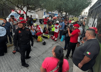Choque entre autobuses deja 12 personas lesionadas en Nuevo León