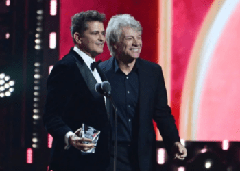 Bon Jovi entrega premio a Carlos Vives en los Latin Grammy