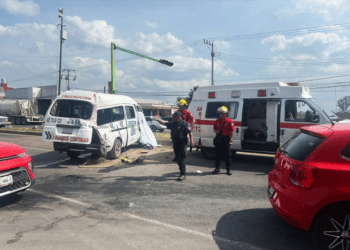 Tráiler arrolla y mata a chofer de ‘combi’ de pasajeros
