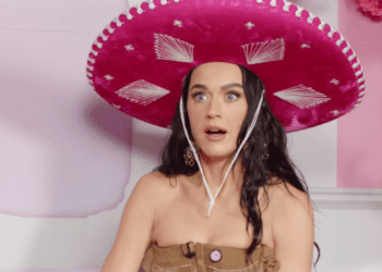 Katy Perry reacciona al escuchar a un mariachi femenil en “Pinky Promise”