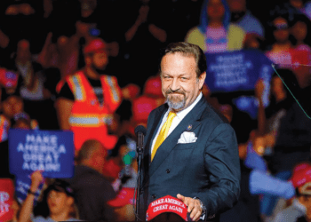 Trump nombra asesor antiterrorista a presunto neonazi