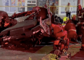 Camioneta Cybertruck choca y queda despedazada, ahora en Guadalajara