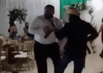 Sujetos armados ingresan a una boda y se desata una balacera