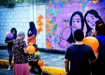 Para pedir por dos mujeres desaparecidas, pintan mural en instalaciones judiciales de Querétaro