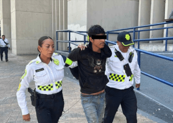 Detienen a conductor que aventó su vehículo contra manifestantes y policías