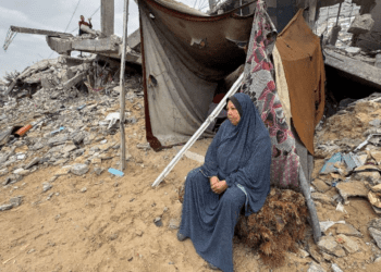 Mujeres y niños buscan comida en la basura por los ataques de Israel a Gaza