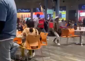 Joven es apuñalado por desconocidos en un centro comercial de NL