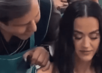 Mesero besa a Katy Perry en visita a taquería, CDMX