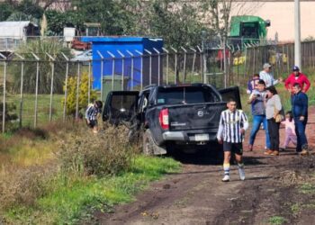 Fallece recién nacida en choque entre camioneta y auto compacto