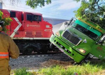 Un tráiler intenta cruzar el paso del tren y termina arrastrado