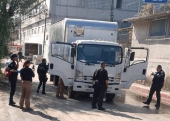 Enfrentamiento entre policías y delincuentes en carretera