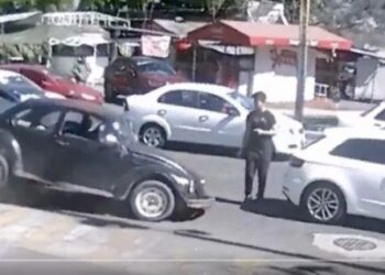 Se salva de ser aplastado por vocho en Edomex