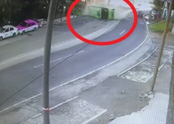 VIDEO: Camión de pasajeros vuelca en la México-Cuernavaca, CDMX