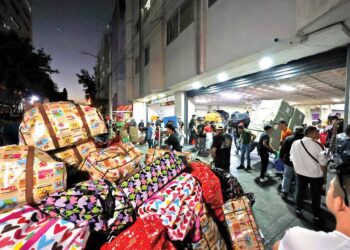 Comerciantes desocupan Plaza Izazaga tras orden de desalojo