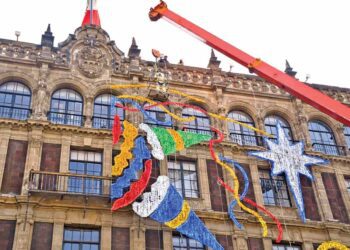 Colocan alumbrado navideño en el Zócalo capitalino
