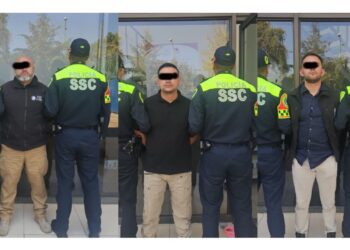 Detienen a tres personas con identificaciones falsas de la FGR y armas