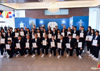 Premian a ganadores del concurso 'La Juventud y la Mar 2024'