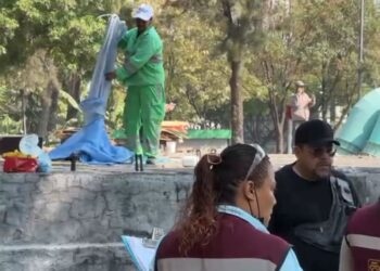 Indigentes son desalojados en Canal Río Churubusco por ataque a policía en Metrobús