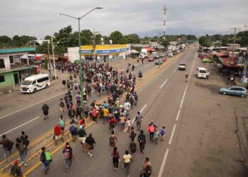 Caravana migrante avanza hacia Villa Comaltitlán y denuncia hostigamiento