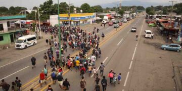 Caravana migrante avanza hacia Villa Comaltitlán y denuncia hostigamiento