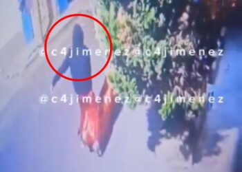 Arrastra cuerpo de su esposo con ayuda de su ex