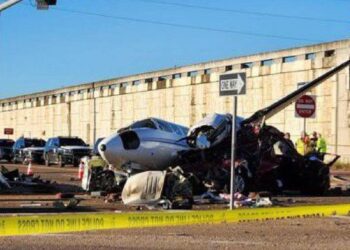 Avioneta se estrella contra autos tras intento fallido de aterrizaje de emergencia en Texas