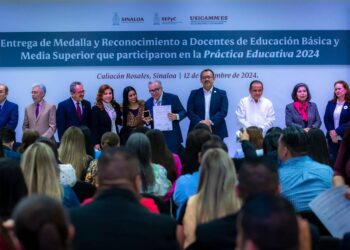 Rubén Rocha Moya entrega estímulos a maestros