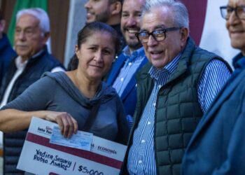 Rocha Moya entrega apoyos a comerciantes