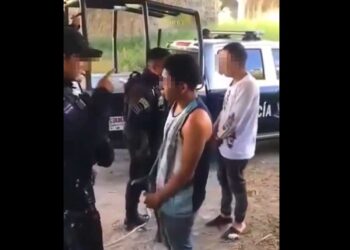 Policías de Celaya obligan a jóvenes a besarse y después los golpean