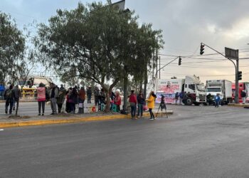 Bloqueos en Ecatepec por falta de pagos laborales; caos vial supera las 3 horas
