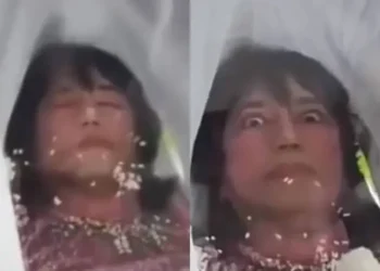 Mujer muerta abre los ojos en su funeral