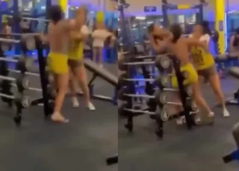 Mujeres pelean a golpes en gimnasio