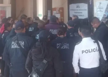 Policías protestan por recorte en aguinaldo