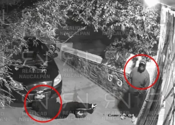 En minutos, roban batería de auto en Naucalpan