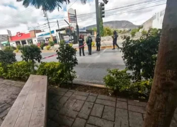 Policías disparan contra automovilista que se fugó tras accidente