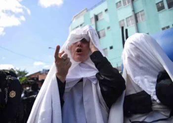 Familias piden devuelvan a niños rescatados de secta judía