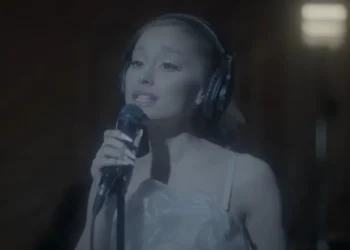 Ariana Grande sorprende con versión de ‘Santa Tell Me’