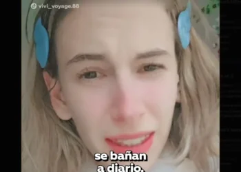 Francesa critica a mexicanos por bañarse diario