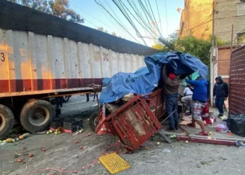 Tráiler choca contra autos estacionados en Iztapalapa, CDMX; conductor huye
