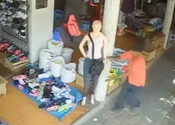 Ladrón confunde un maniquí con una persona y falla en su intento de robo