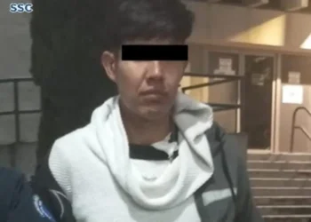 Detienen a hombre en el Zócalo de CDMX por robar celulares aprovechando los tumultos