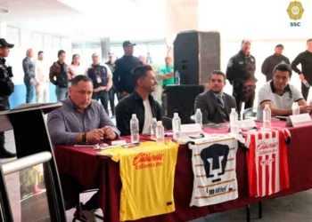 Exfutbolistas dan pláticas motivacionales a reos