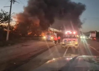 60 autos calcinados tras incendio en corralón de Nuevo León