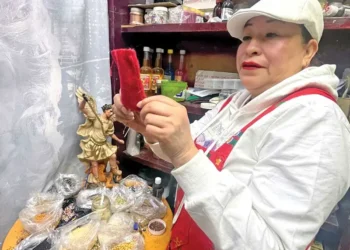 Mexicanos van al Mercado Sonora por amuletos para 2025